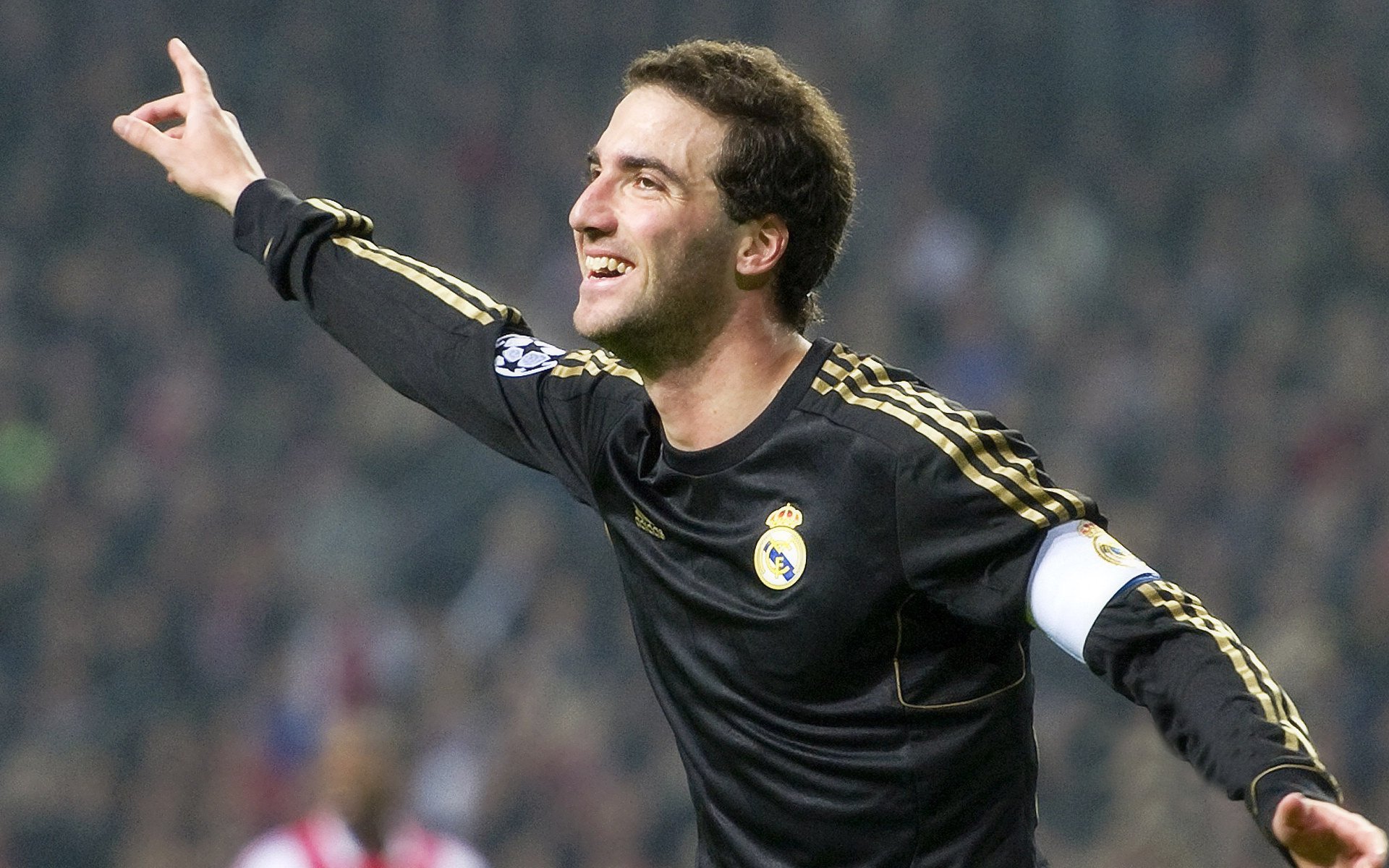 京多安在英超接管比赛，多特蒙德却在德甲爆冷拜仁，足球世界的平行宇宙